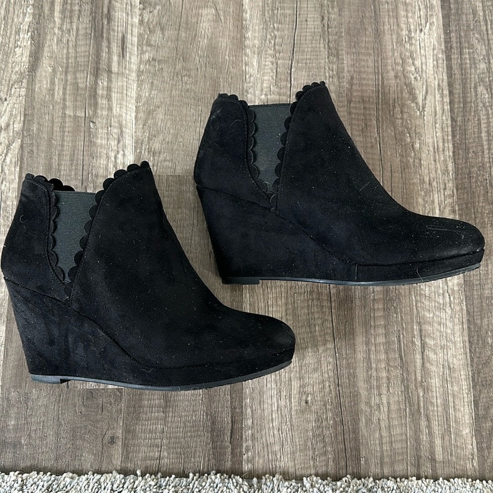 CL By CHINESE LAUNDRY Women's black Wedge Booties size 8 scallop edge